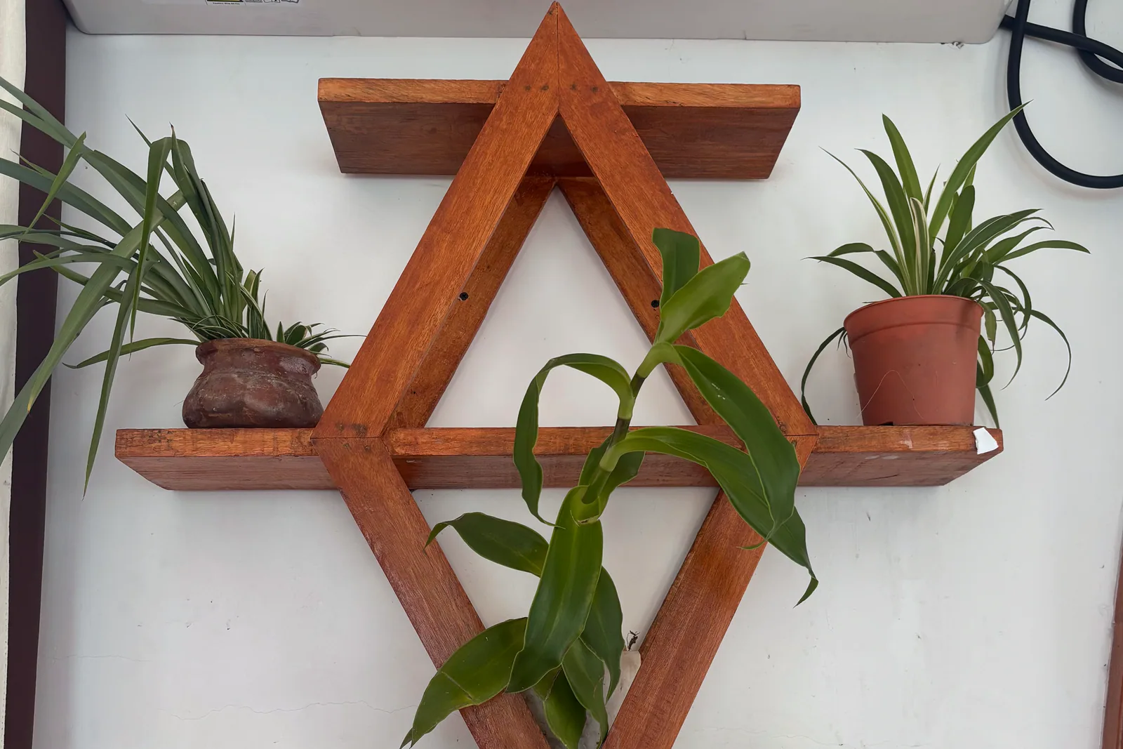 Geometrik Ahşap Duvar Rafı